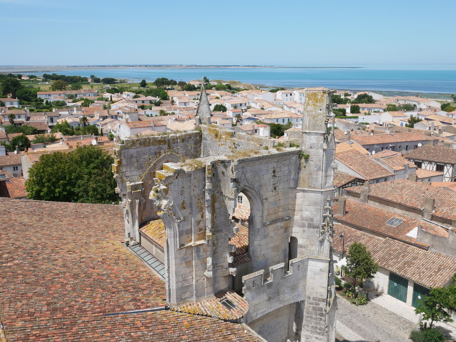 Bâchage de toiture équipe à Nîmes